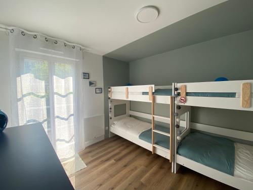 ein Zimmer mit zwei Etagenbetten und einem Fenster in der Unterkunft La Serrisienne 5 - Val d'Europe - Disneyland Paris - 6 à 8 Personnes in Serris