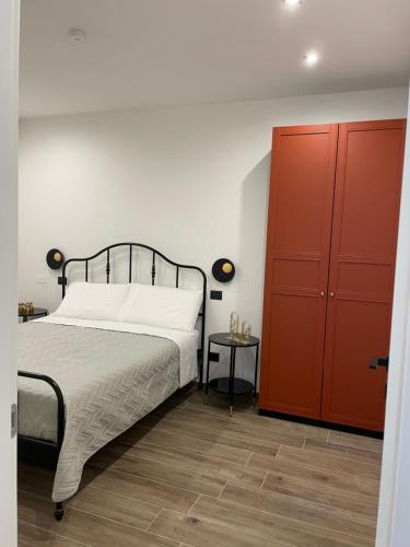 um quarto com uma cama e um armário vermelho em Golden apartments em Montesilvano