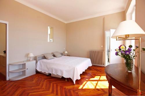 PALMERAIE - Magnifique appartement d'époque avec Vue Mer 4 personnes avec terrasse Le Port Nice
