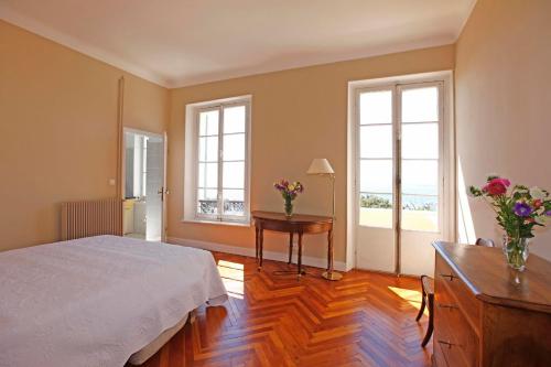 Kuvagallerian kuva majoituspaikasta Magnifique appartement d'époque avec Vue Mer 4 personnes avec terrasse Le Port Nice, joka sijaitsee Nizzassa