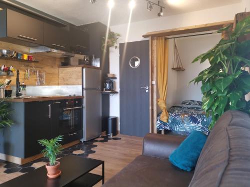 Kuchyňa alebo kuchynka v ubytovaní Appartement L'escale, plage à 30m.