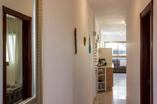 コティージョにあるApartamento Miramarの廊下(客室内の白い冷蔵庫付)