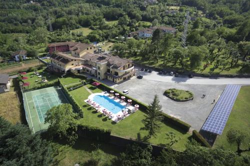 an aerial view of a house with a swimming pool at Park Hotel La Pineta in Mulazzo