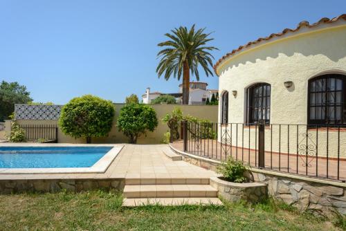 una casa con piscina y valla en Casa Fluvia, en Empuriabrava