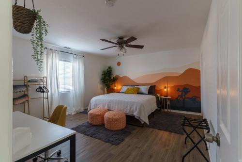 Schlafzimmer mit einem Bett und einem Deckenventilator in der Unterkunft Desert Twilight 29 - Hot Tub & EV Charger in Twentynine Palms