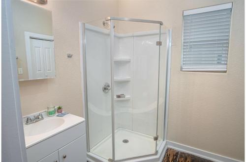 y baño con ducha y lavamanos. en Fabulous Newly Renovated 2Br1Ba Near Downtown en San Antonio