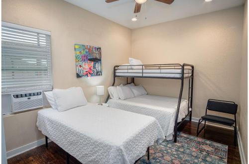 Ένα ή περισσότερα κρεβάτια σε δωμάτιο στο Fabulous Newly Renovated 2Br1Ba Near Downtown