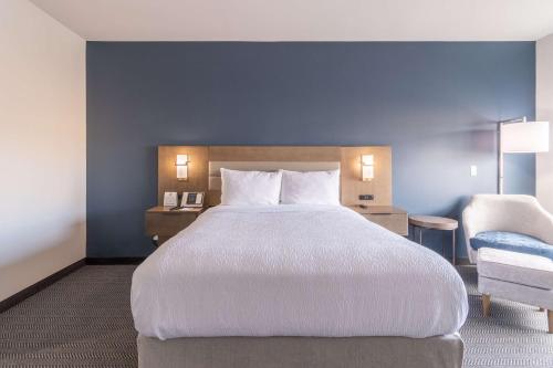 Katil atau katil-katil dalam bilik di Best Western Plus Tacoma Hotel