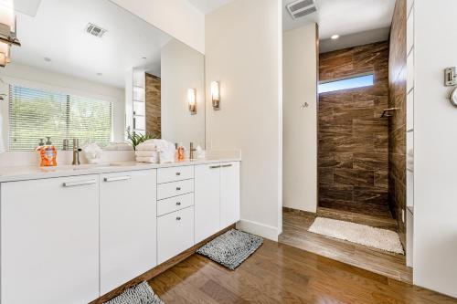 uma casa de banho com um lavatório e um chuveiro em Slice of Paradise em Scottsdale