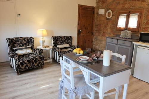 a kitchen with a table and two chairs at Masia Sagués in Poblet