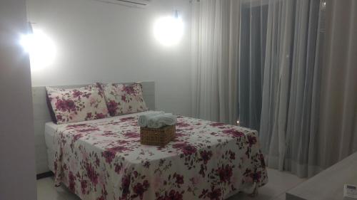 um quarto com uma cama com um cesto em Villas Resort Pra-tagy Relais Paradise em Maceió