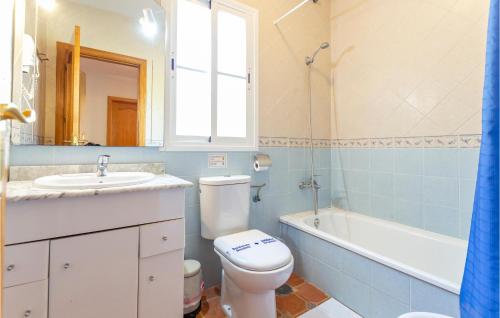 Bathroom sa Cozy Apartment In Alcaucn With Wifi