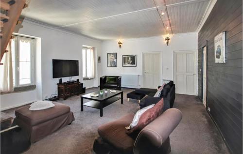 Μια τηλεόραση ή/και κέντρο ψυχαγωγίας στο Lovely Home In Villeneuve De Berg