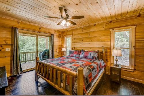 sypialnia z łóżkiem i wentylatorem sufitowym w obiekcie Mountain View Retreat w mieście Cherry Log