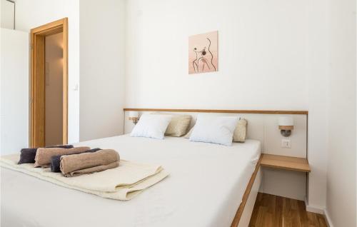 Ein Bett oder Betten in einem Zimmer der Unterkunft Nice Home In Sibenik With Kitchen