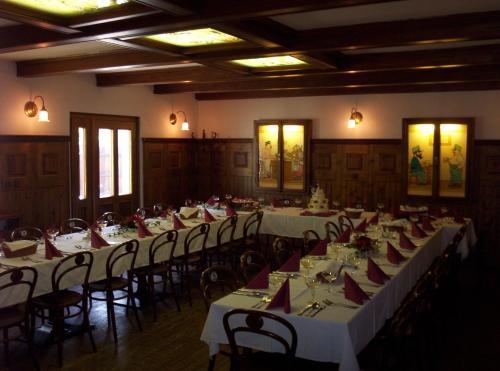 pokój z długimi stołami i krzesłami w obiekcie Restaurant Švejk a Pension Brno w mieście Brno
