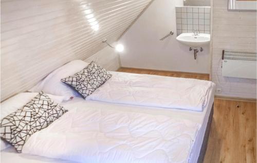 Kleines Zimmer mit einem Bett und einem Waschbecken in der Unterkunft Ferienhaus 44 In Kirchheim in Kemmerode