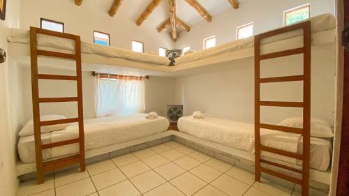 1 dormitorio con 2 literas y ventana en Terrazas Iguana, en Máncora