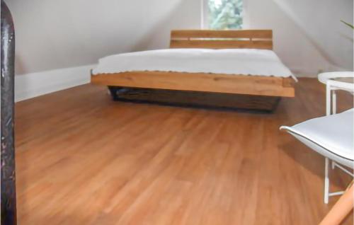 uma cama num quarto com piso em madeira em 1 Bedroom Cozy Home In Bad Doberan em Bad Doberan