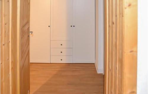 un pasillo con armarios blancos y suelo de madera dura en 1 Bedroom Cozy Home In Bad Doberan, en Bad Doberan
