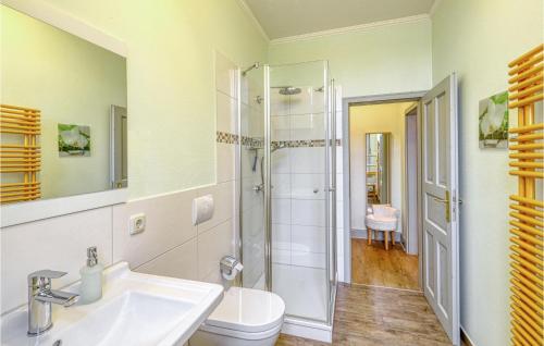 een badkamer met een douche, een wastafel en een toilet bij Beautiful Apartment In Krakow Am See With Kitchen in Krakow am See