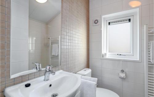 biała łazienka z umywalką i toaletą w obiekcie Nice Home In Ssel With Wifi w mieście Süsel