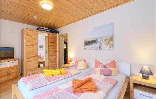 1 Schlafzimmer mit 2 Einzelbetten und einem TV in der Unterkunft Ferienhaus 28 Altefhr in Altefähr