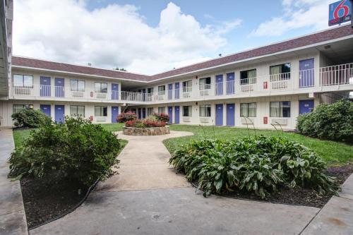 an exterior view of a hotel with a courtyard at Motel 6-Elkton, MD in Elkton