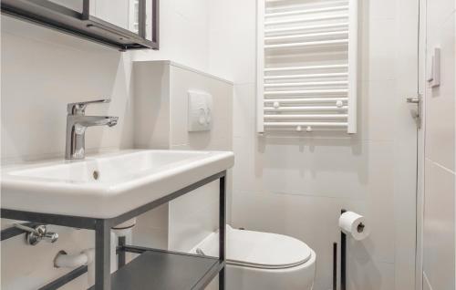 Un baño de Nice Home In Brouwershaven With Wifi