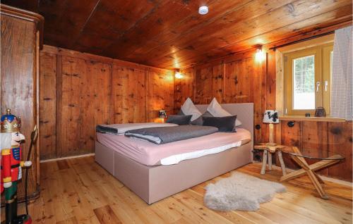 um quarto com uma cama num chalé de madeira em Amazing Home In Klsterle Am Arlberg With Wifi em Klösterle am Arlberg