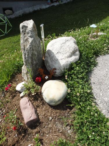 a group of rocks and flowers in a garden at Untersteinhof in Mittersill