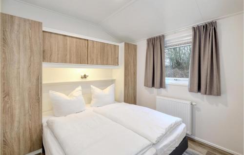 una camera con un letto bianco e una finestra di 2 Bedroom Amazing Home In Ssel a Süsel