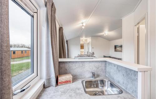 una cucina con lavandino e finestra di 2 Bedroom Amazing Home In Ssel a Süsel