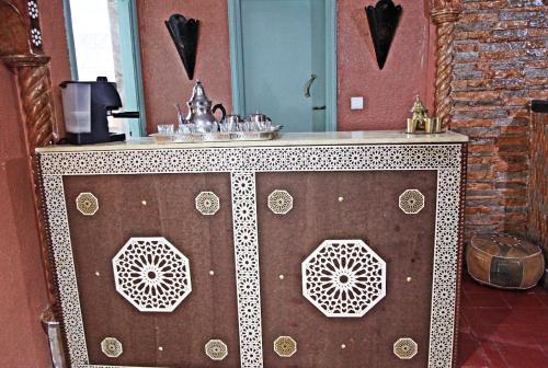 a dressing room with a mirror and a table at Naima house / دار نعيمة in Taroudant