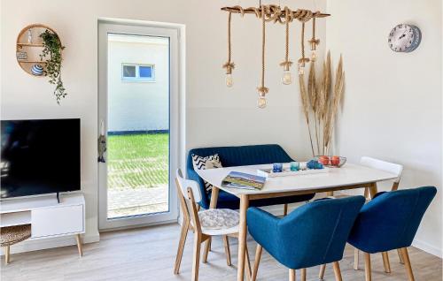 Μια τηλεόραση ή/και κέντρο ψυχαγωγίας στο 2 Bedroom Cozy Home In Büsum
