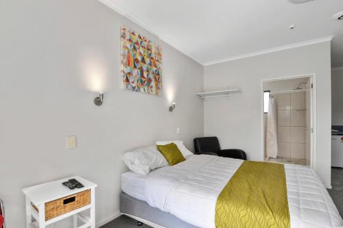 A bed or beds in a room at Linkwater 12 - Marlborough Sounds Holiday Unit