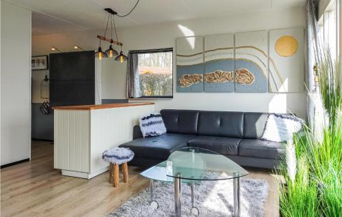 a living room with a couch and a table at Awesome Home In Vlagtwedde in Vlagtwedde