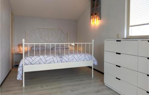 En eller flere senger på et rom på Stunning Home In Vlagtwedde With Kitchen
