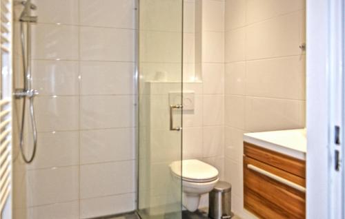een badkamer met een toilet en een glazen douche bij Lindegracht in Alkmaar