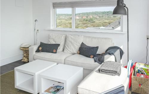 ベルゲン・アーン・ゼーにあるAwesome Apartment In Bergen An Zeeの白いソファと窓のあるリビングルーム