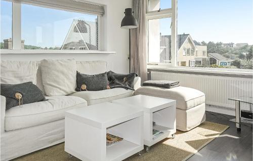 ベルゲン・アーン・ゼーにあるAwesome Apartment In Bergen An Zeeの白いソファとテーブルのあるリビングルーム