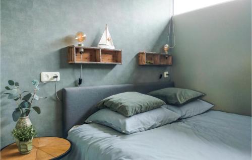 Кровать или кровати в номере Lovely Home In Scherpenisse With Kitchen