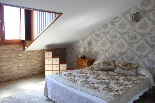A bed or beds in a room at A Traíña