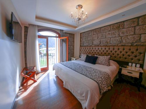 Giường trong phòng chung tại Sangay Spa Hotel