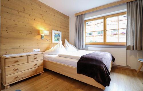 Habitación de hotel con cama y ventana en 2 Bedroom Stunning Apartment In Brixen Im Thale en Brixen im Thale