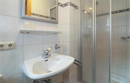y baño blanco con lavabo y ducha. en 2 Bedroom Stunning Apartment In Brixen Im Thale en Brixen im Thale
