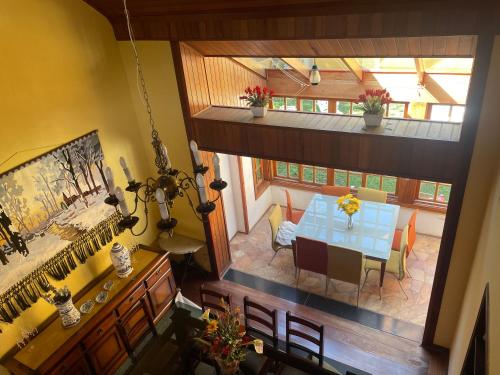 an overhead view of a dining room with a table at Suítes Monte Belo in Campos do Jordão
