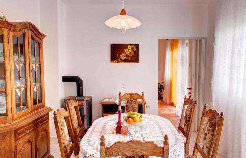 a dining room with a table and chairs and a dining room at Apartment in Sisan - Istrien 41776 in Šišan