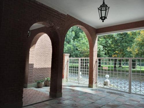 sklepione patio z ogrodzeniem i bramą w obiekcie Casa Frente Parque Guillermina w mieście San Miguel de Tucumán