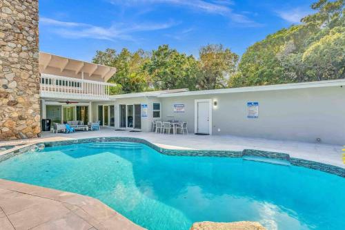 Πισίνα στο ή κοντά στο Rare Hidden Getaway Heated Pool 1.5 acres! Sleeps 16